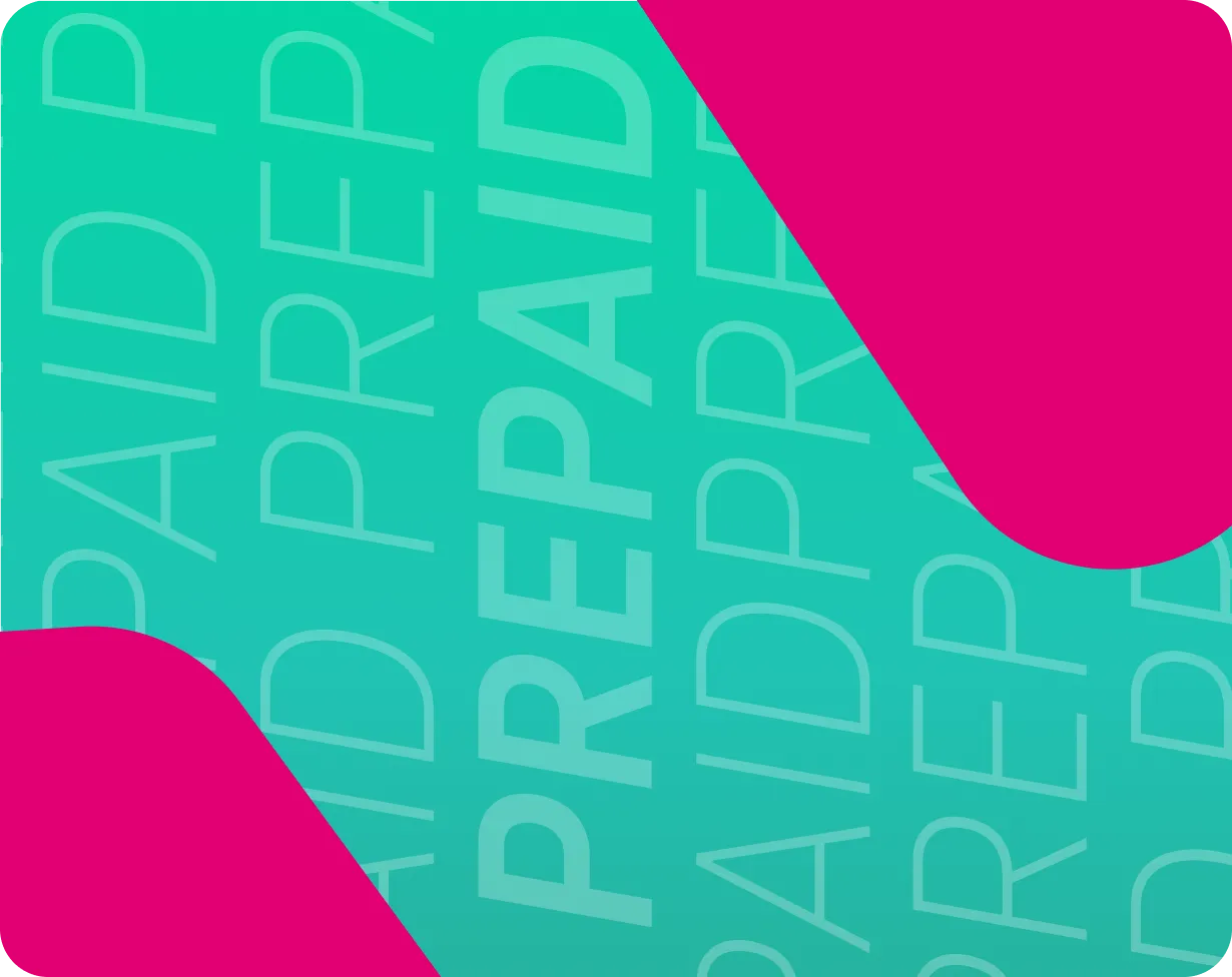 Frau hält Smartphone in der Hand und nutzt die Prepaid-Tarife der Telekom