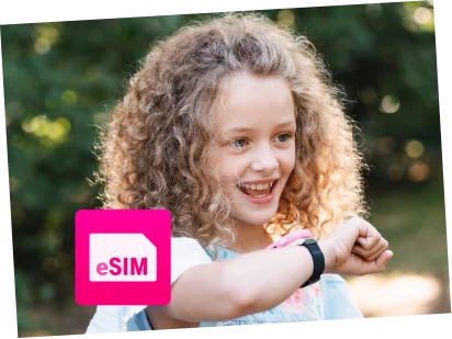 Kleines Mädchen das mit ihrer Mutter über die XPLORA X6 telefoniert 