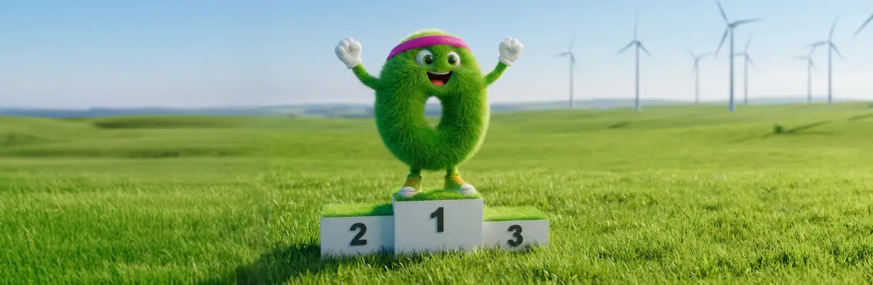 GreenMagenta Nachhaltigkeitspreis: Grünes, flauschiges Maskottchen in Form einer Null mit Magenta-Stirnband steht jubelnd auf dem ersten Platz eines Siegertreppchens auf einer grünen Wiese mit Windrad im Hintergrund.