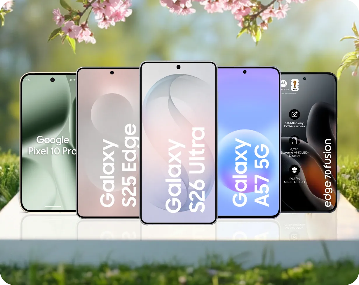Fünf Smartphones auf einem Podest vor rosa Blüten.