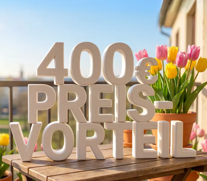 „400 € Preisvorteil“ auf einem Balkon mit Blumen.