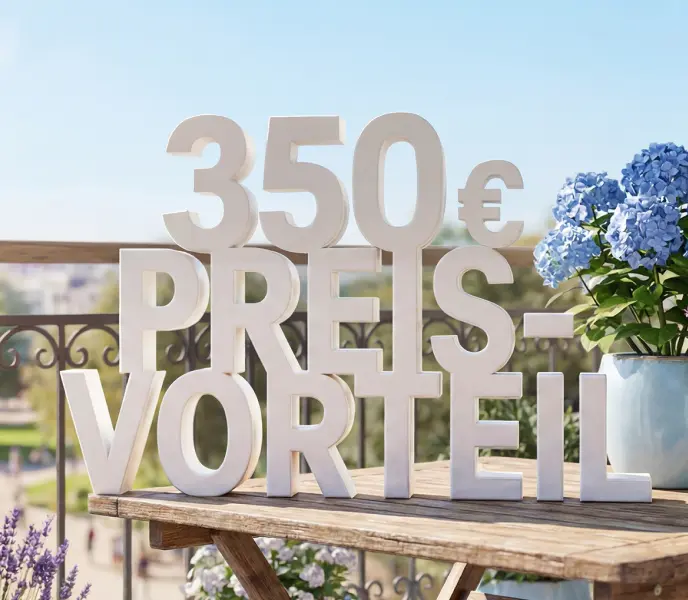 „350 € Preisvorteil“ auf einem Balkon mit Blumen.