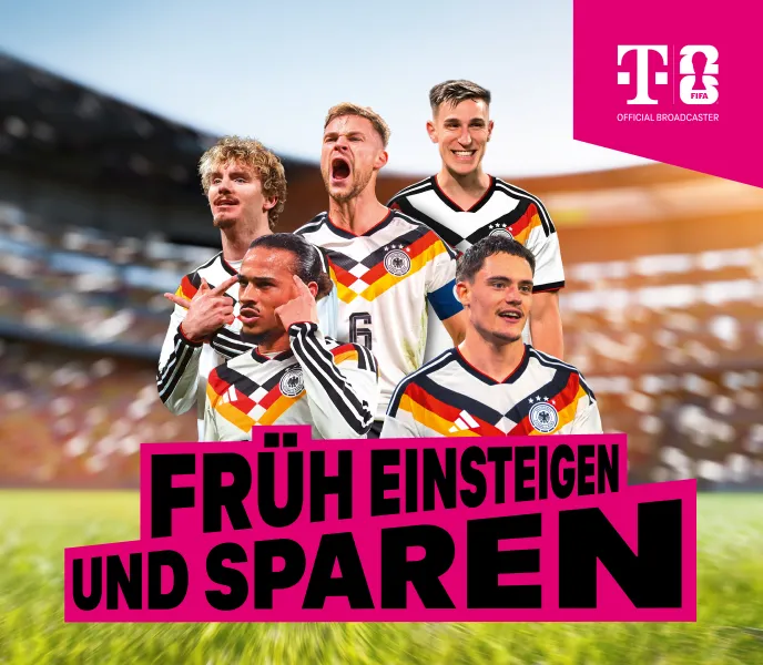 ünf Fußballspieler der deutschen Nationalmanschaft vor einer Stadionkulisse und und der Slogan „Früh einsteigen und sparen“. Daneben ist das Telekom-Logo „T8 Official Broadcaster“ zu sehen.