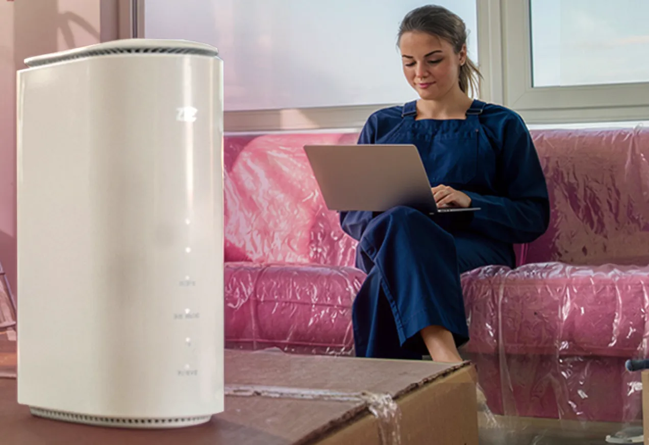 Eine junge Frau nutzt ihr Tablet im Freien während Sie mit der Telekom Speedbox verbunden ist