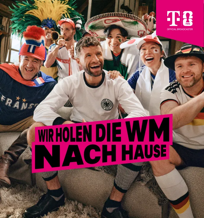 Fußballfans feiern gemeinsam – Telekom offizieller Broadcaster der FIFA WM 2026.