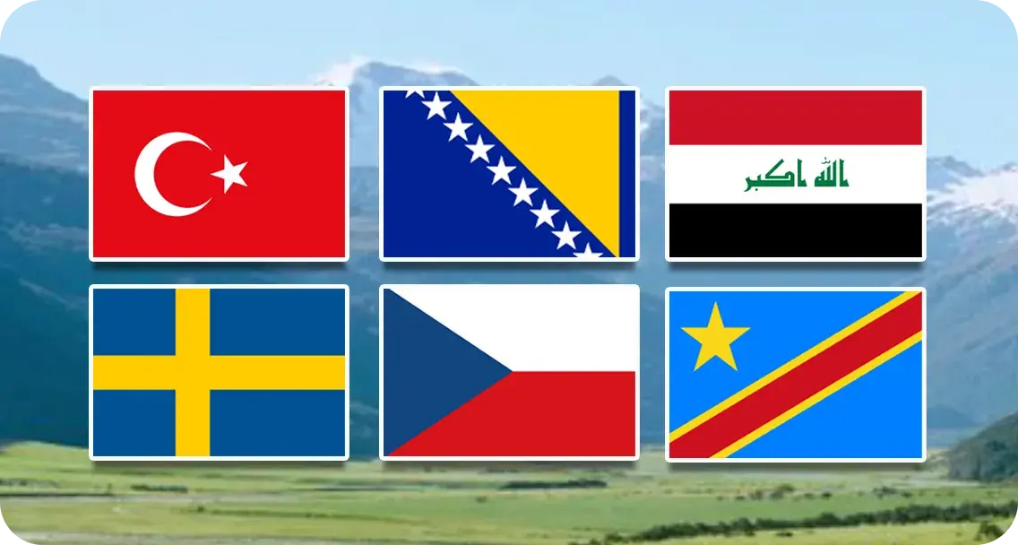 Sechs Länderflaggen in einem 2x3-Raster vor einer Berglandschaft: obere Reihe – Türkei, Bosnien und Herzegowina, Irak; untere Reihe – Schweden, Tschechien, Demokratische Republik Kongo.