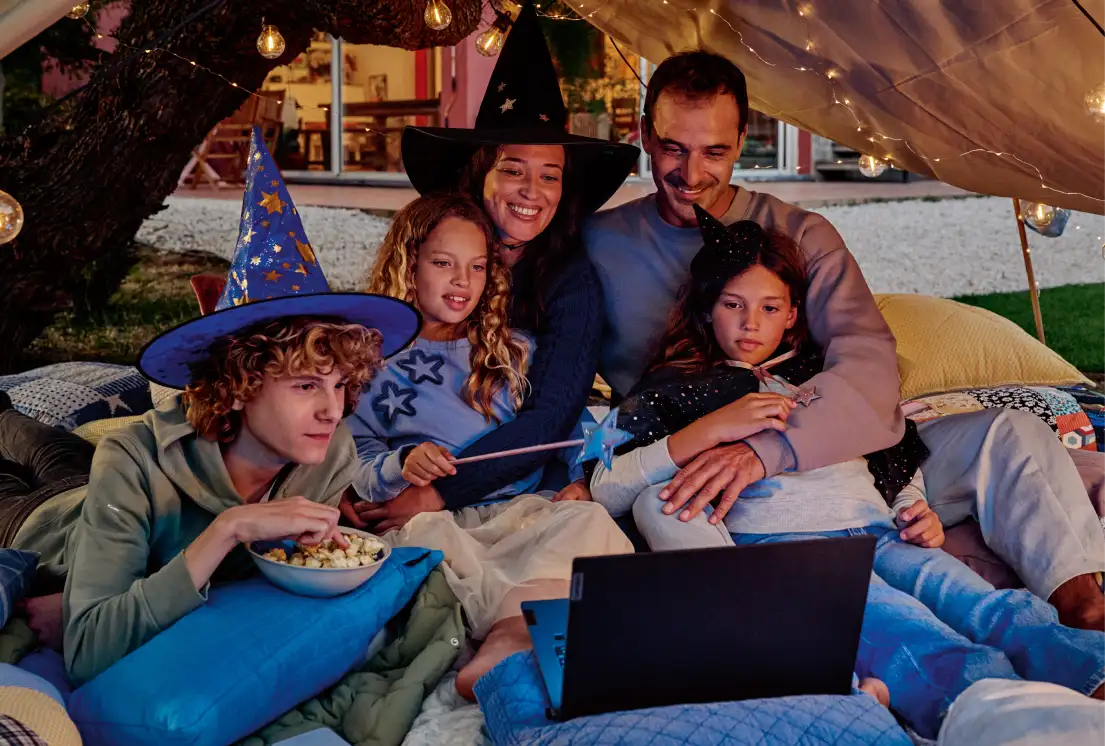 Familie schaut gemeinsam Disney+ auf einem Laptop