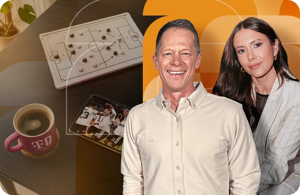 Sascha Bandermann und Laura Hofmann sitzen lächelnd vor einem Mikrofon in einer gemütlichen Bar-Atmosphäre