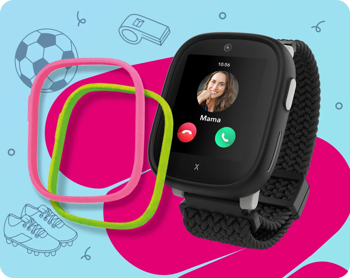 Schwarze Xplora Kinder-Smartwatch mit rosa und grünen Zierrahmen vor hellblauem Hintergrund mit Fußballmotiven