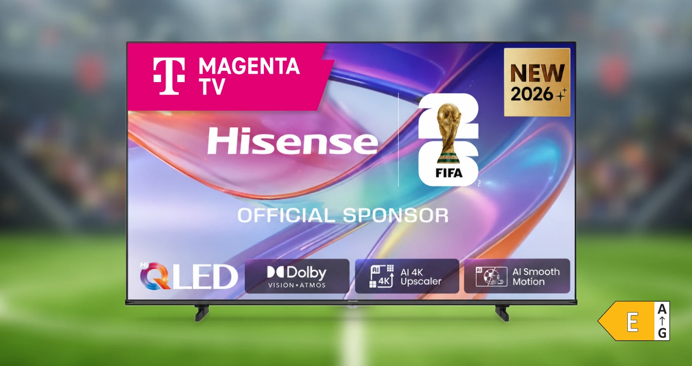 Visual mit Hisense Fernseher vor einem verschwommenen Fußballfeld im Stadion.