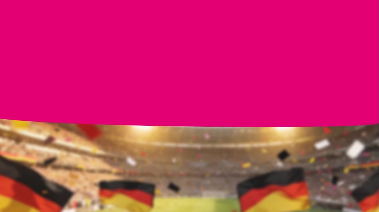 Fußballstadion mit Deuschlandflaggen und Konfetti in Schwar-Rot-Gold