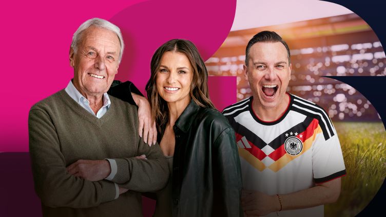 Laura und Jörg Wontorra mit Tim Raue vor einem magentafarbenen Hintergrund