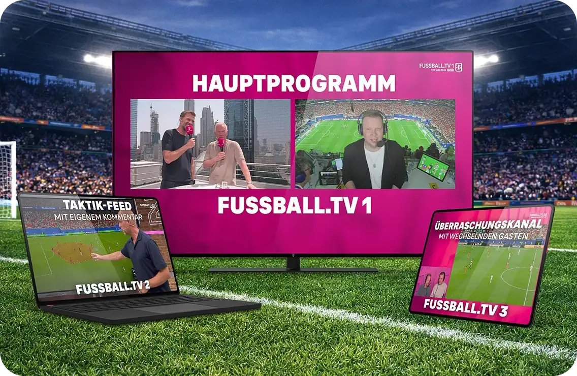 Drei Bildschirme zeigen die WM-Sender FUSSBALL.TV 1, 2 und 3 mit Länderflaggen in einem Stadion