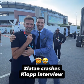 Jürgen Klopp und Zlatan Ibrahimović posieren gemeinsam vor dem Stadion. Text: Zlatan crashes Klopp Interview