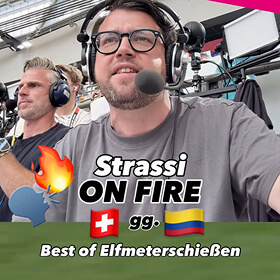 Kommentator Strassi feiert begeistert mit Kopfhörern im Studio. Text: Strassi on Fire – Best of Elfmeterschießen, Schweiz gegen Kolumbien