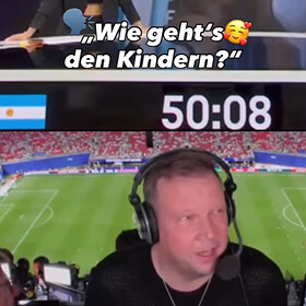 Stadionszene beim Argentinien-Spiel und Kommentator mit Kopfhörern. Text: Wie geht's den Kindern?