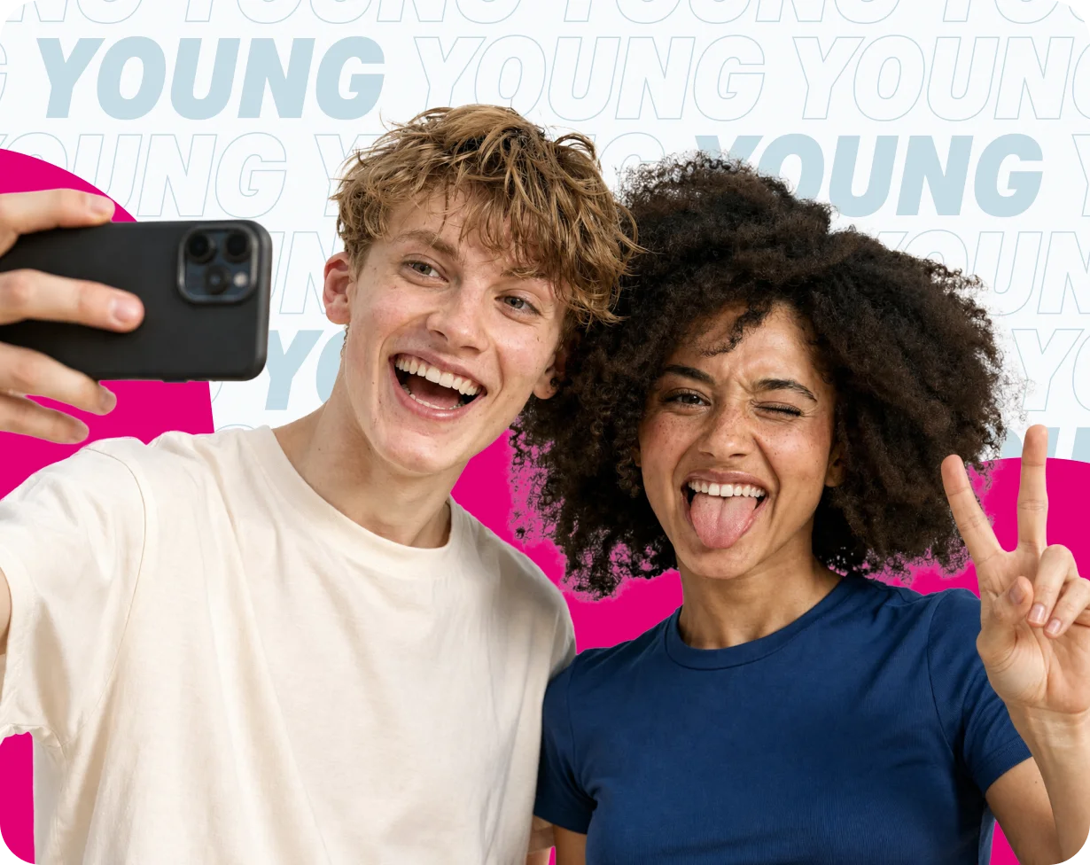 Ein junger Mann und eine junge Frau nehmen ein Selfie auf
