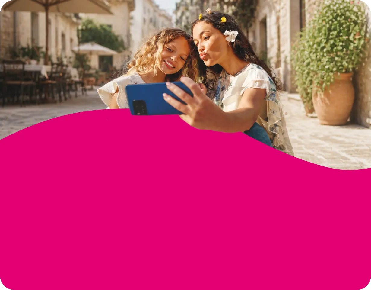 Zwei Frauen machen gemeinsam ein Selfie mit dem Smartphone