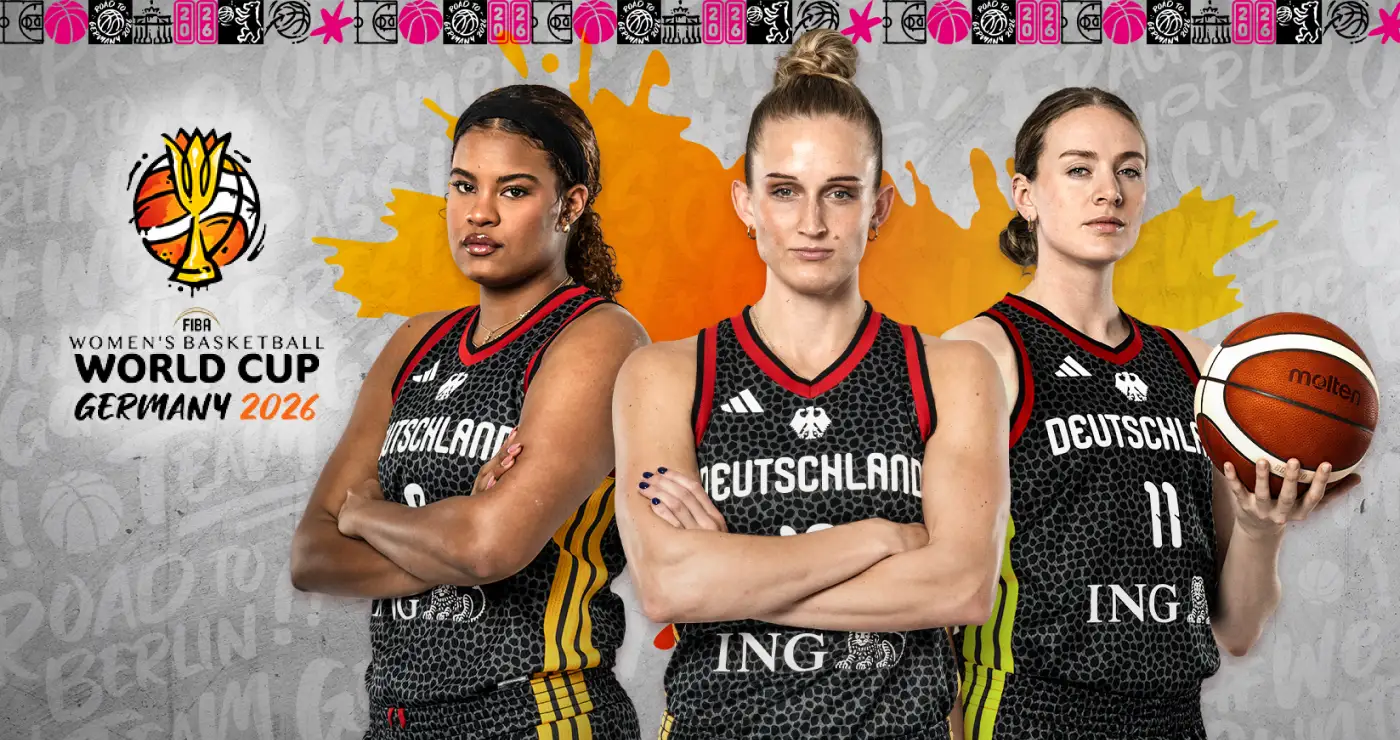 Profi-Basketball-Spielerinnen mit "Women's Basketball World Cup Germany 2026" Logo