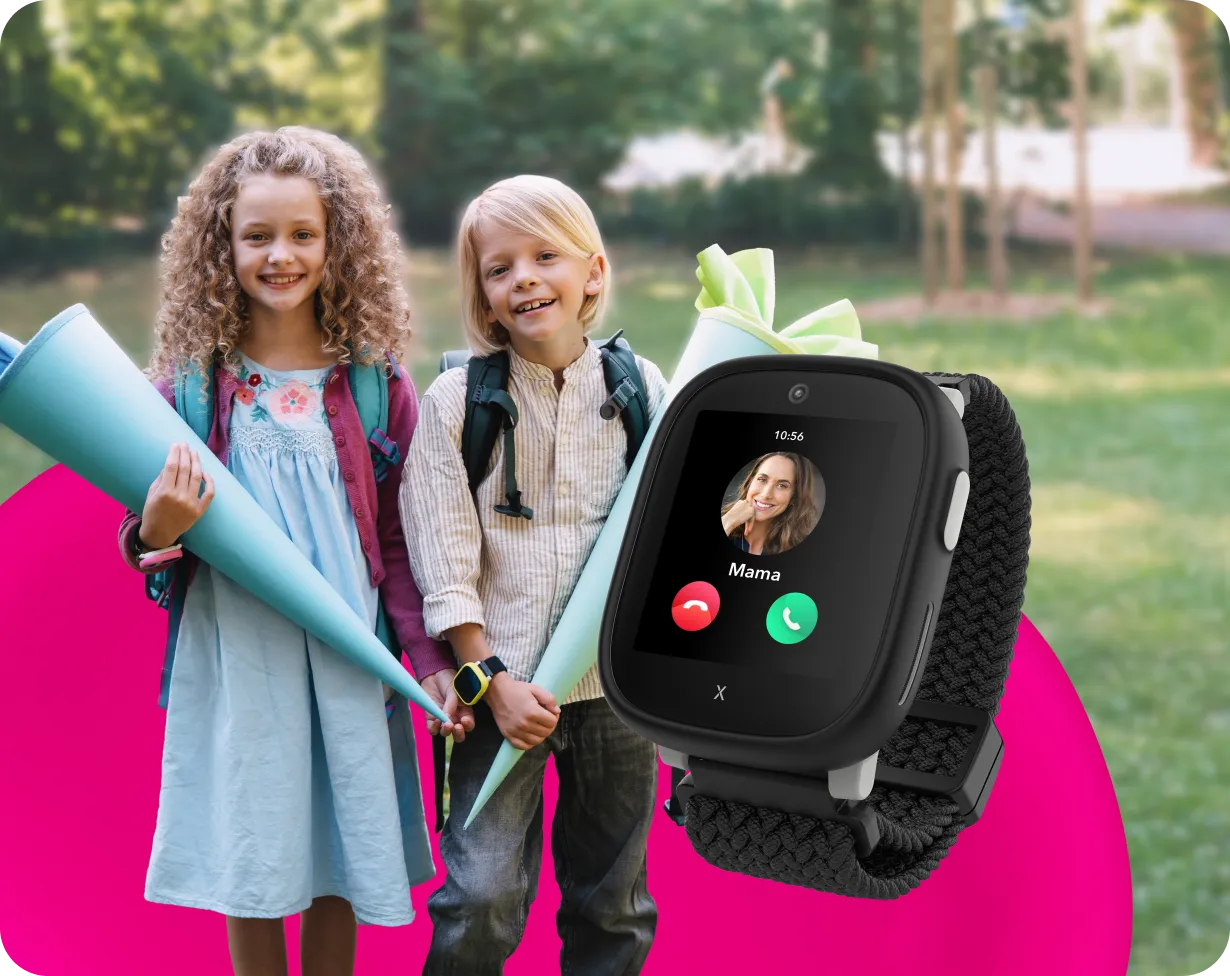Zwei Kinder mit Schultüten am ersten Schultag; im Vordergrund eine schwarze Xplora Kids Watch zeigt einen eingehenden Anruf (Mama).
