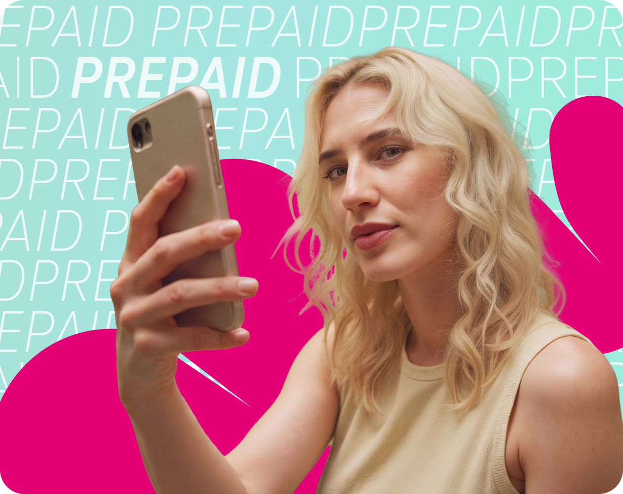 Eine blonde Frau mit einem Smartphone, im Hintergrund mehrfach das Wort Prepaid