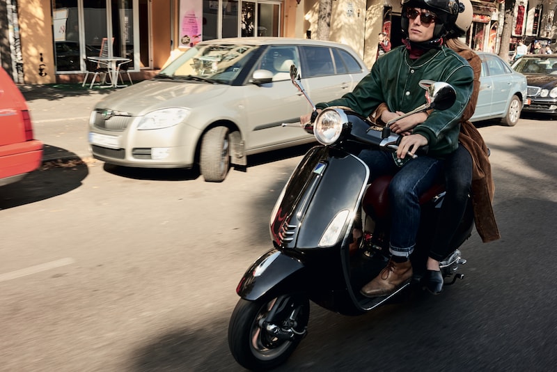 Personen auf Roller Personen auf Roller