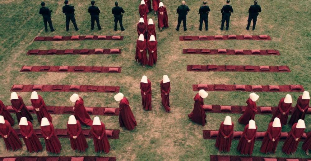 The Handmaid's Tale: Mägde in roten Kleidern nehmen auf einer Wiese an einer Zeremonie teil.
