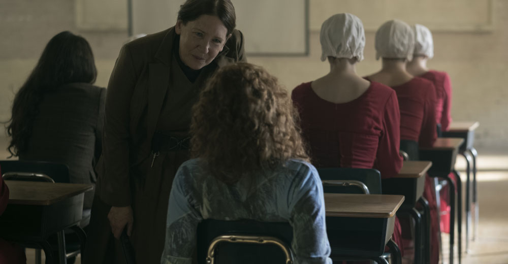 The Handmaid's Tale: Tante Lydia (Ann Dowd) bedroht in einem Klassenraum eine junge Frau.