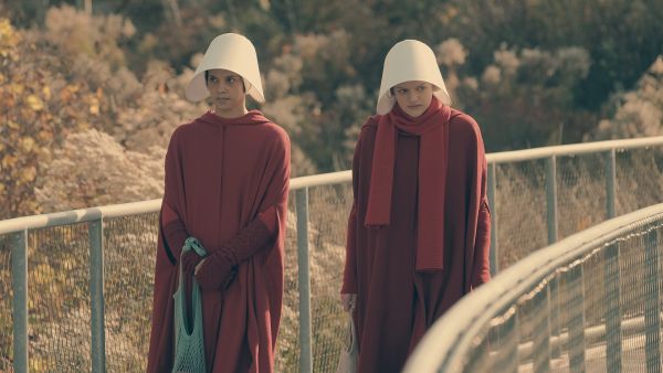 The Handmaid's Tale: Desfred und Desglen wirken beklemmt, während sie über eine Brücke schreiten.