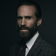 Joseph Fiennes spielt den aalglatten und bigotten Kommandanten von Gilead.