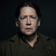 Ann Dowd spielt die regimetreue Tante Lydia.