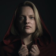 Elisabeth Moss spielt die selbstbewusste June Osborn, die als Magd gehalten wird.