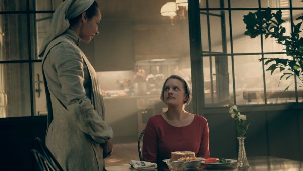 The Handmaid's Tale: Desfred blickt erwartungsvoll zu Rita.