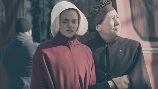 The Handmaid's Tale: Tante Lydia hält Janine fest.
