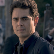 Max Minghella als Nick Blain ist im Herzen besser als es den Anschein hat.