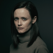 Alexis Bledel spielt die intelligente Emily, Mitglied des Widerstands.