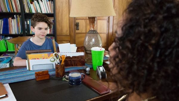 Better Things: Frankie wurde zur Direktorin zitiert und sitzt ihr nun gegenüber.