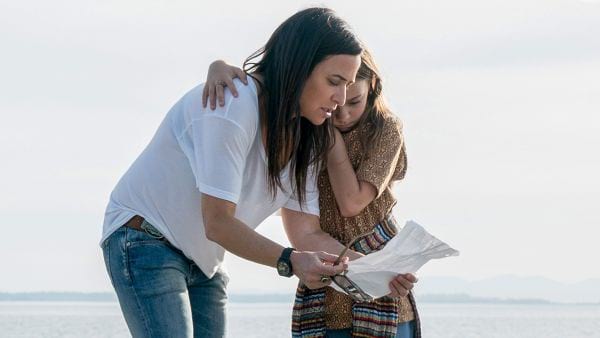 Better Things: Sam und Duke befinden sich am Strand und sind einem Gehimnis auf der Spur.