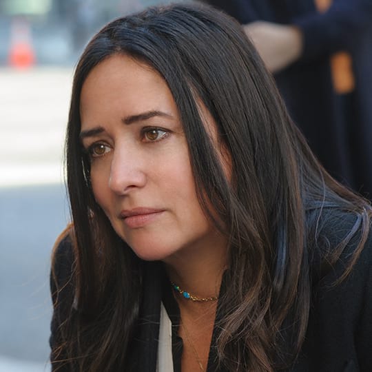 Pamela Adlon spielt die starke, selbstbewuste und allein-erziehende Mutter von drei Töchtern, Sam Fox.