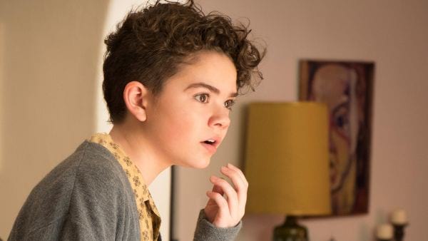 Better Things: Frankie scheint erstaunt zu sein, wer das Heim der Familie betritt.