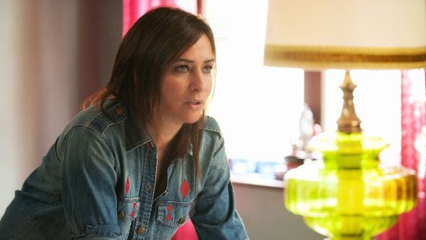 Better Things: Sam steht am mit aufgestützen Armen am Küchentisch und macht ihre Position deutlich.