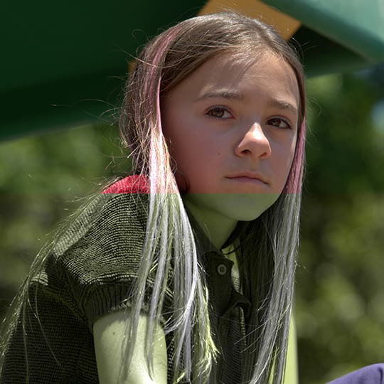 Die kleine Duke ist der Sonnenschein der Familie und wird von Olivia Edward gespielt.