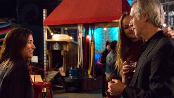 Better Things: Sam und Freunde stehen zusammen und halten Small-Talk.