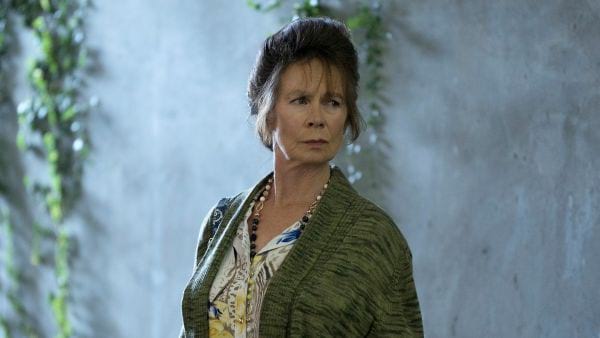Better Things: Phyllis befindet sich an einem beruhigendem Ort, an dem sie sich für ihre Zukunft entscheidet.