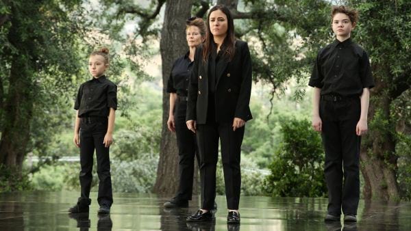 Better Things: Die Familie Fox tanzt für die High-School-Absolventin Max.