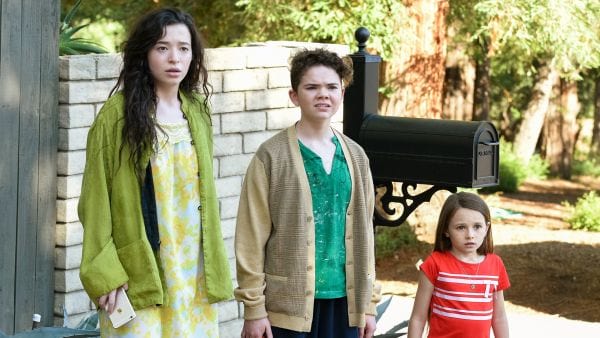 Better Things: Max, Frankie und Duke stehen konstaniert im Garten.