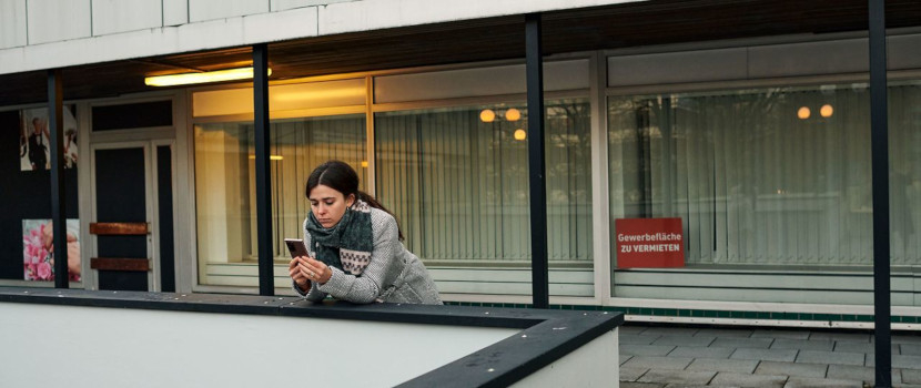 Person schaut auf ihr Smartphone