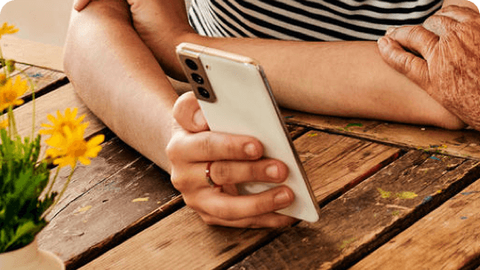 Hand einer Person die ein Smartphone hält