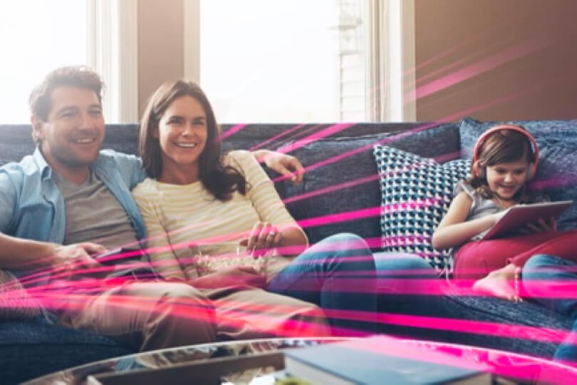 Eine Familie genießt Highspeed-Internet dank Glasfaser-Tarif im Netz der Zukunft