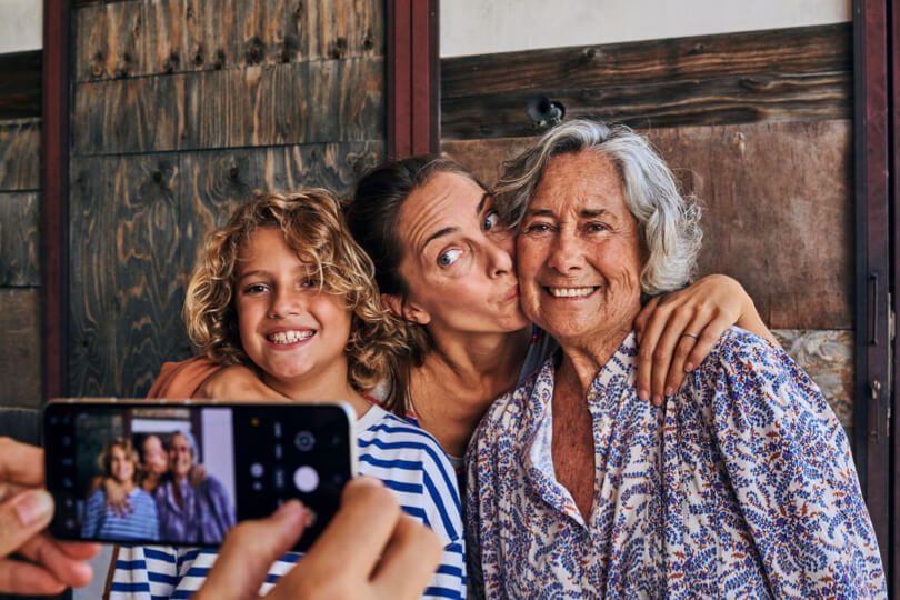 Jemand macht ein Familienfoto mit dem Smartphone